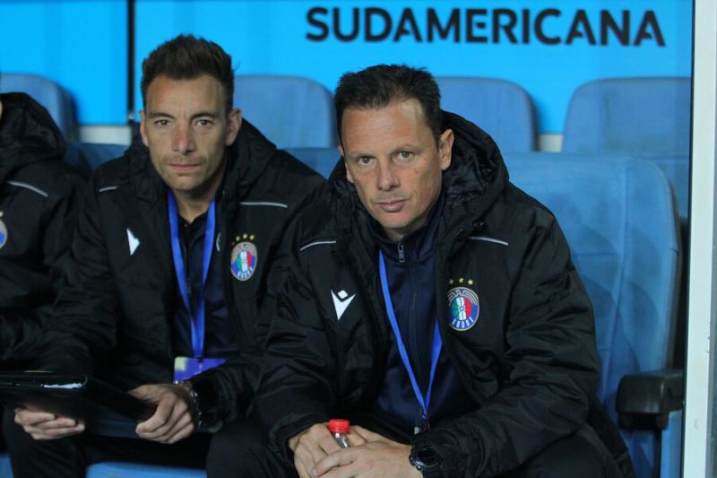 Jonathan Bottinelli, ayudante de Luca Marcogiuseppe en Audax, analizó las caracteríticas del posible nuevo refuerzo de la U - Crédito: Photosport.