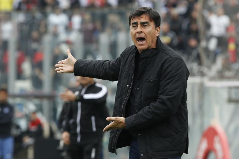 Gustavo Quinteros es uno de los principales candidatos de la ANFP para asumir la banca de la Roja. / Photosport