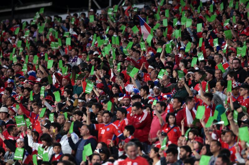 Desde la ANFP temen por los cánticos de los hinchas en el nuevo partido de la Roja. / Photosport