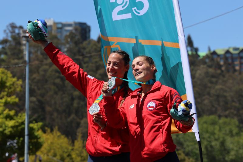 Las mellizas Abraham se ganaron la condición de ídolas para el deporte chileno en Santiago 2023 / Photosport