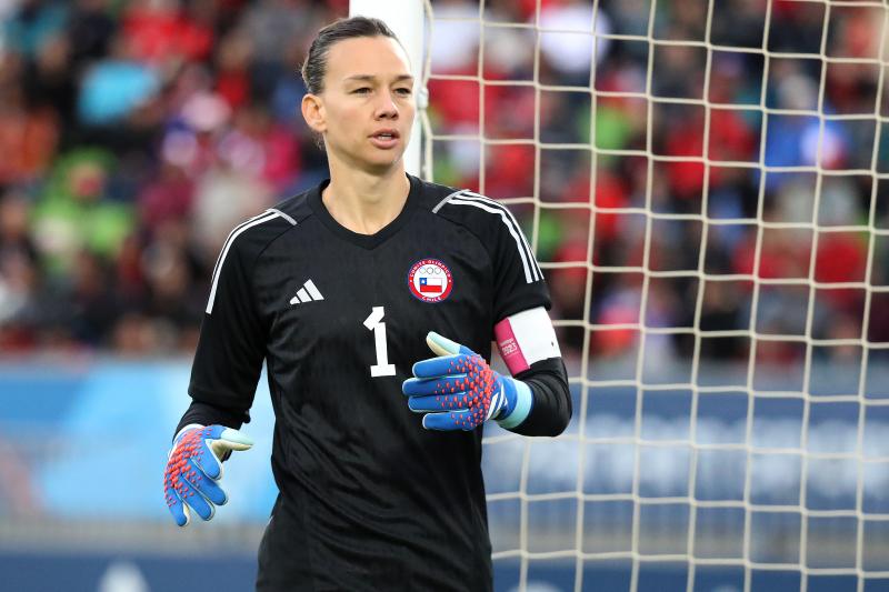 Claudio Bravo defendió con todo a Christiane Endler luego de recibir una lluvia de críticas. / Photosport
