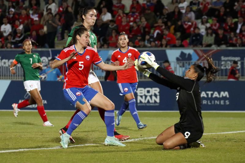 María José Urrutia, delantera que reemplazó a Tiane Endler en la Roja para la final de Santiago 2023. (Photosport)