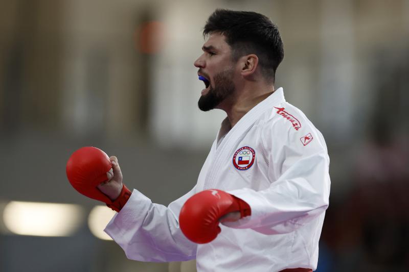 Rodrigo Rojas se quedó con la medalla de oro en el karate de Santiago 2023 - Crédito: Photosport