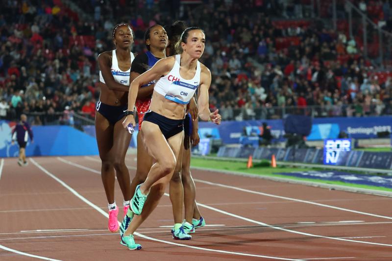Berdine Castillo en el 4x400 femenino del atletismo en Santiago 2023 / Photosport
