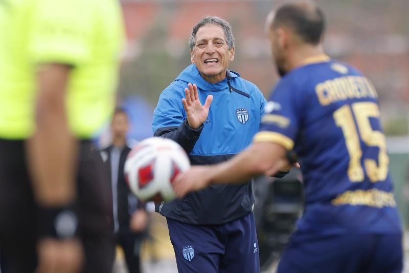 Mario Salas quiere conseguir el milagro con Magallanes. / Photosport