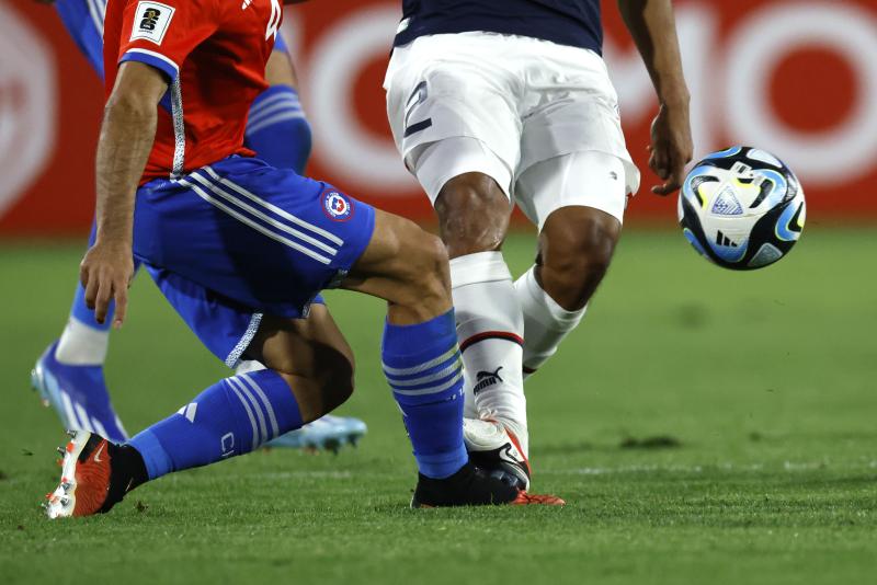 La fuerte entrada contra Gabriel Suazo que dejó a la Roja con uno menos gracias al VAR - Créditos: Photosport