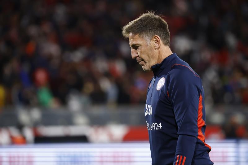 Eduardo Berizzo presentó su renuncia tras la igualdad de la Roja ante Paraguay (Photosport)