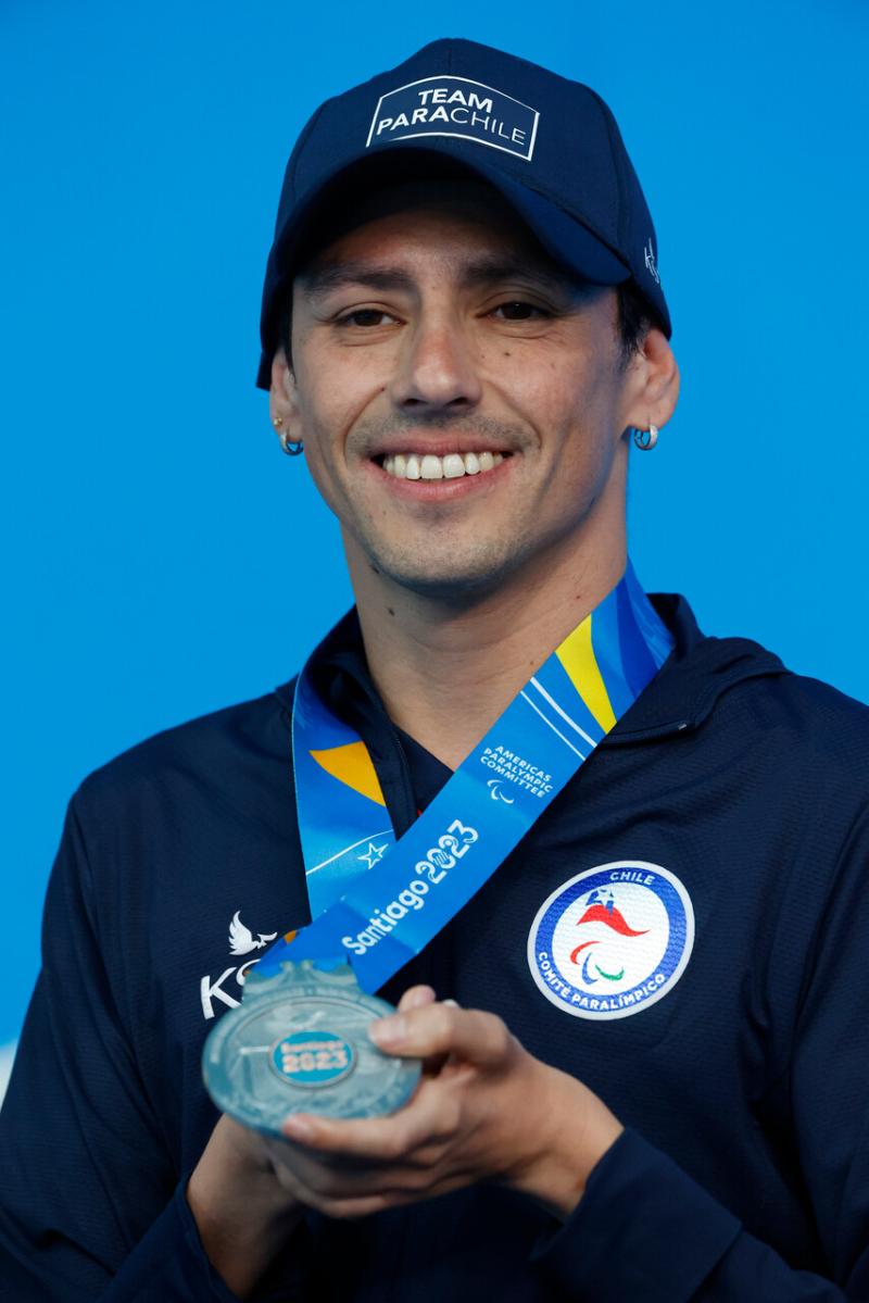 Alberto Abarza consiguió una medalla de plata en la para natación de Santiago 2023. Imagen: Photosport.