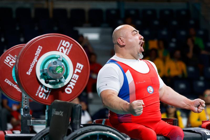Juan Carlos Garrido festeja la medalla de oro en Santiago 2023. Imagen: Photosport.
