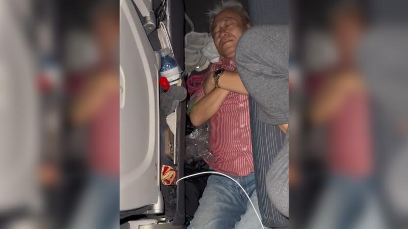 TikTok/bynataliebright - El truco de un hombre para viajar cómodo en un vuelo de 15 horas