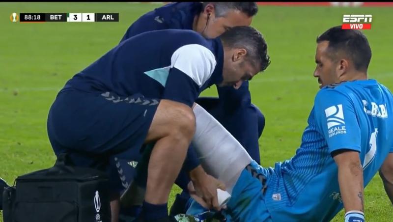 Claudio Bravo terminó lesionado en el triunfo del Real Betis por Europa League. (Captura de pantalla)