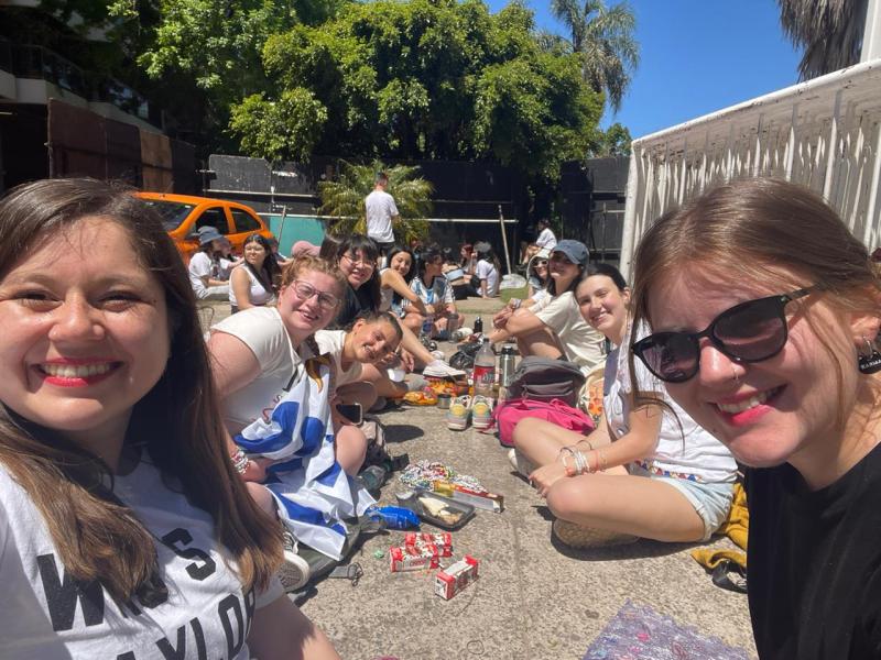 Amalia Sepúlveda - Chilena junto a fans argentinas y uruguayas haciendo la fila para ver a Taylor Swift.