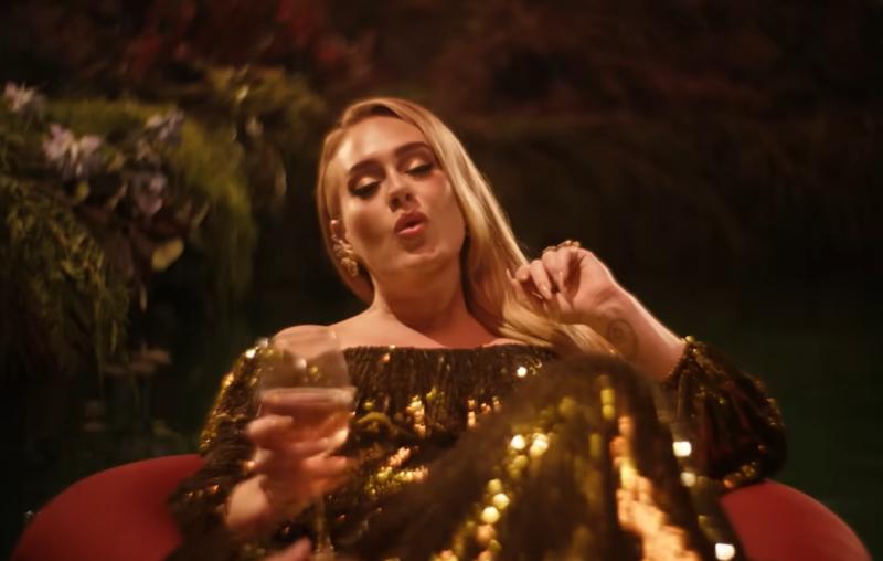 Youtube (captura) - Adele en el video 'I drink wine'