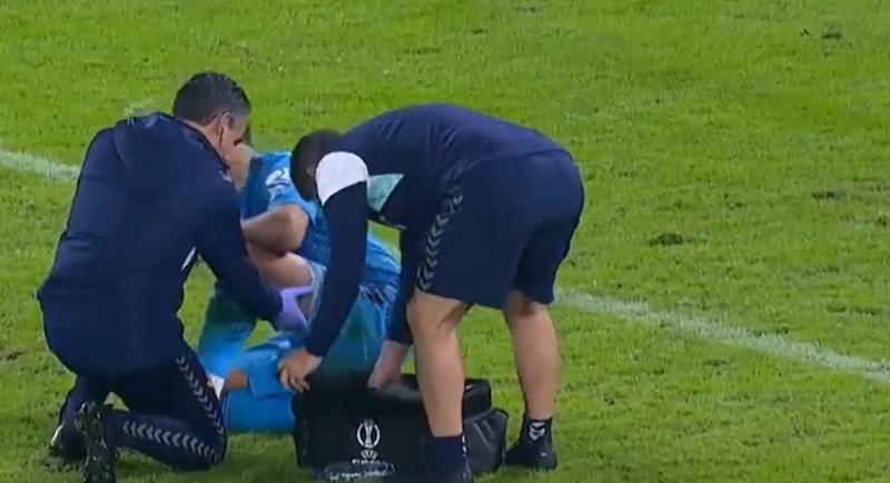 Claudio Bravo tuvo que ser asistido en la cancha - Créditos: ESPN Captura