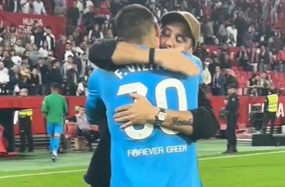Claudio Bravo recibió entre abrazos a Fran Vieites tras su debut en la portería del Betis.