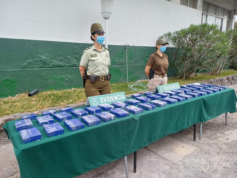 Carabineros de Chile - Incautación de más de 40 kilos en drogas en control Cuya