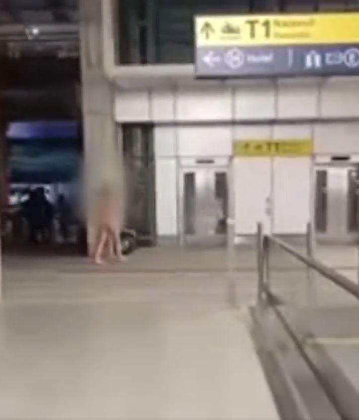 Captura - Mujer se desnudó y atacó a pasajeros en Aeropuerto.