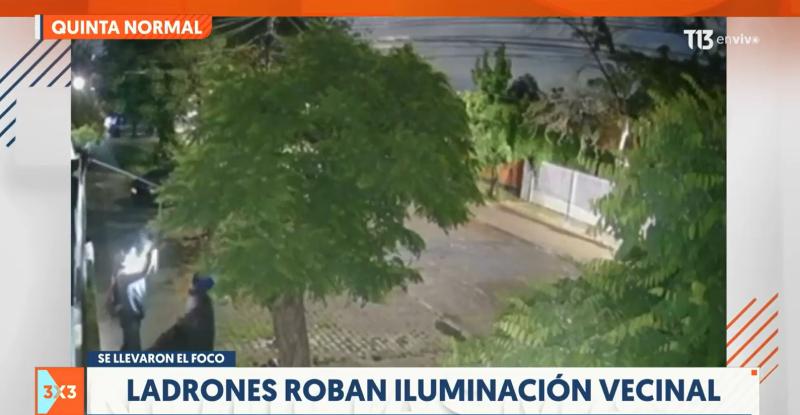 Captan a dos sujetos robando luminaria en Quinta Normal