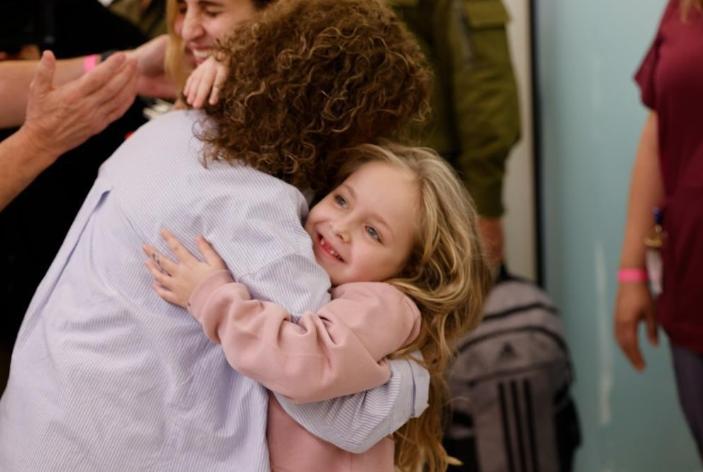 AFP - Reencuentros de rehenes liberados en Israel