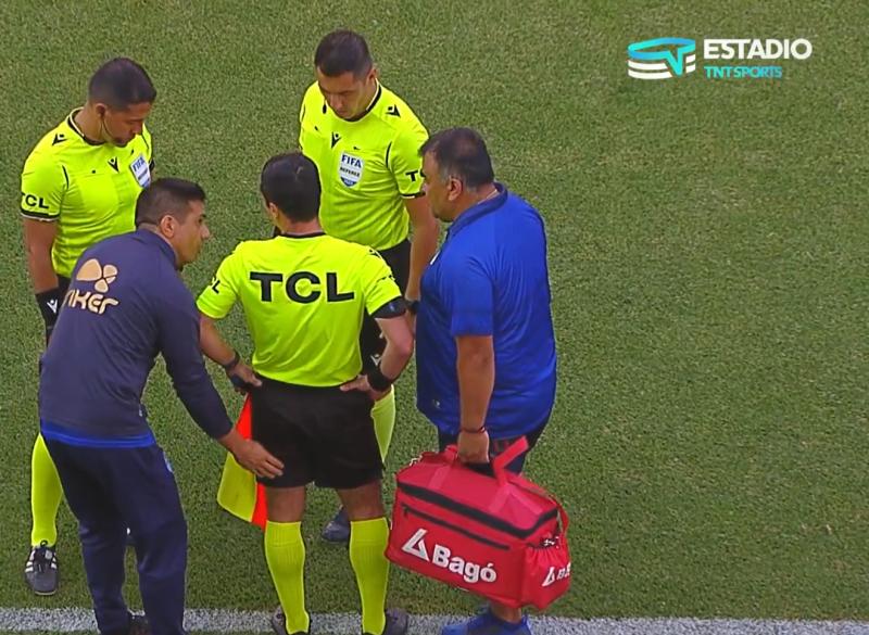 Alejandro Molina se lesionó a minutos de que iniciara la final de la Copa Chile - Créditos: Captura TNT Sport