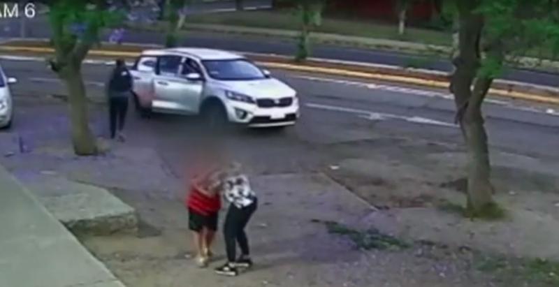 T13 - Madre y su hijo de 9 años sufren violento robo