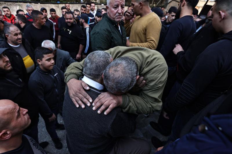 AFP - Ref. Palestinos tras muerte de familiares en ataques israelíes.