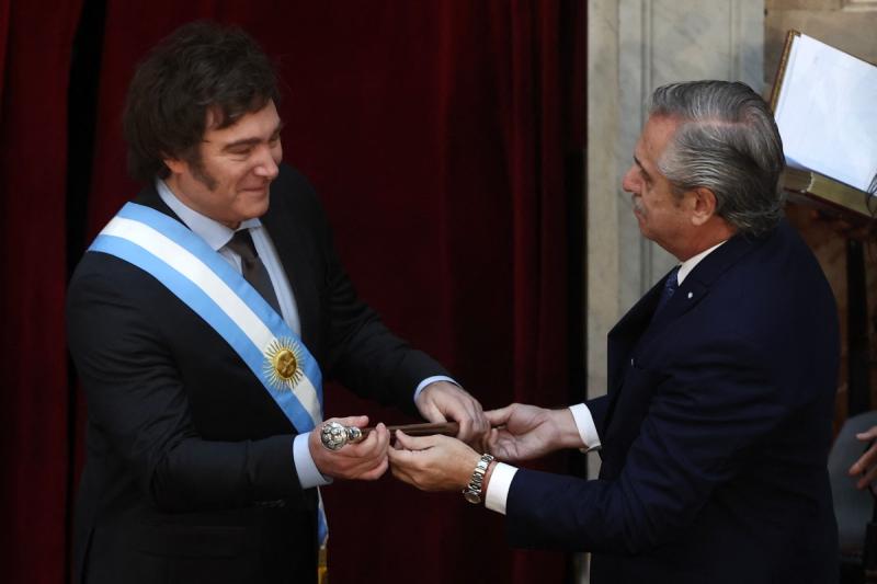 AFP - Alberto Fernández entregó la banda presidencial este domingo a Javier Milei