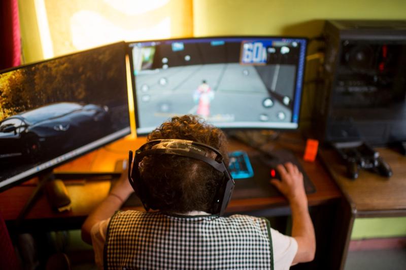 AFP - Le dicen la "abuela gamer": Mujer de 81 años la rompe jugando al Free Fire