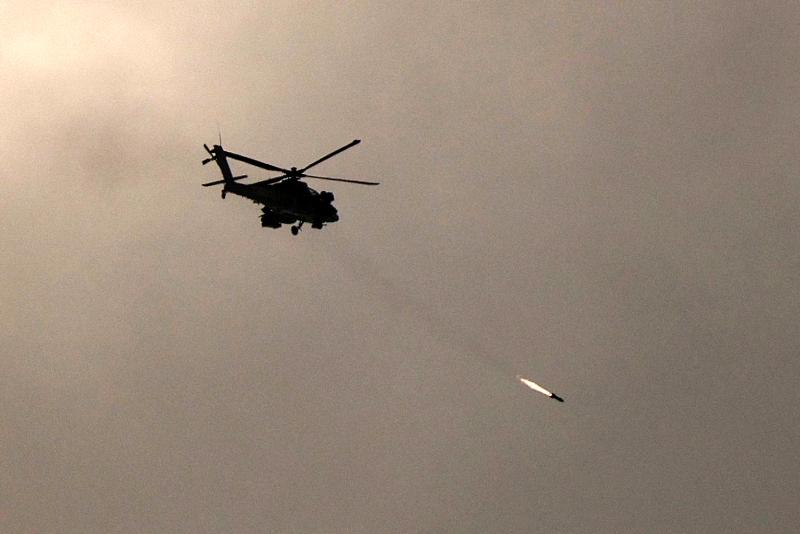 Helicóptero de Israel lanza misil sobre Gaza, 29 de diciembre - AFP