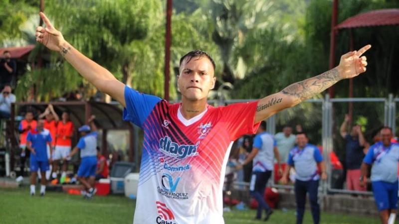Futbolista chileno Sebastián Julio subastó su camiseta para poder regresar al país. (@firpo_oficial)