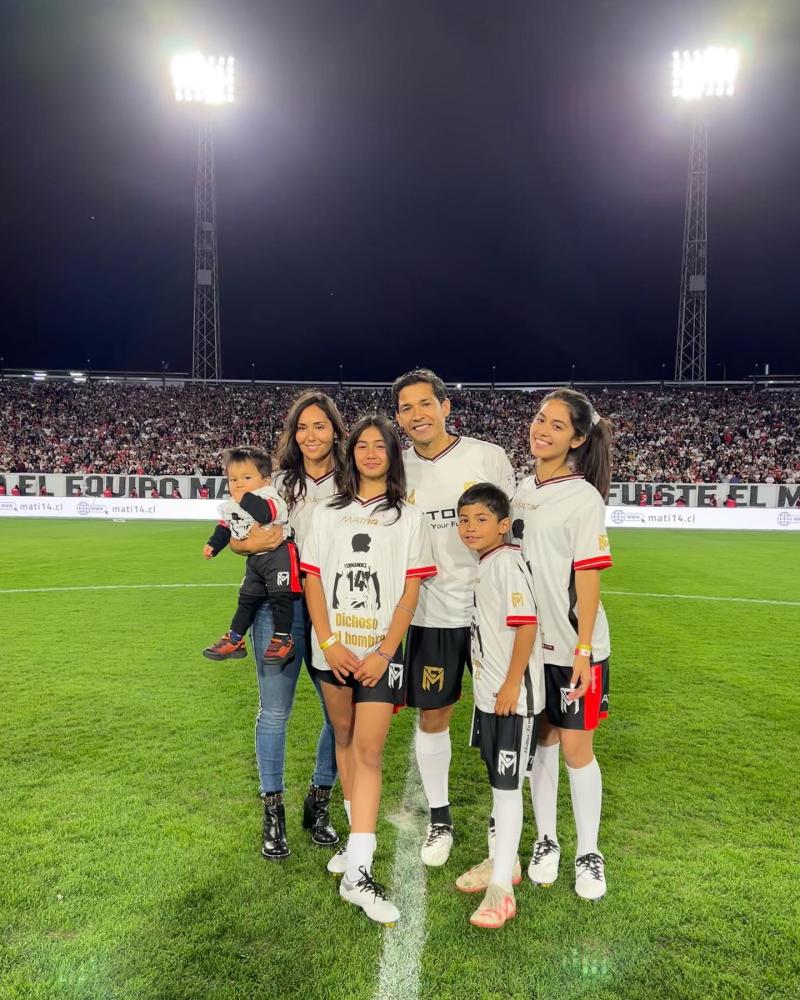 Matías Fernández junto a su familia en su despedida profesional / Instagram