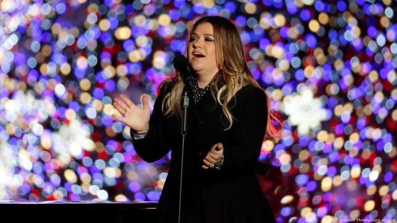Deutsche Welle - La cantante Kelly Clarkson durante una actuación en el encendido del árbol nacional de navidad, cerca de la Casa Blanca, en Washington.