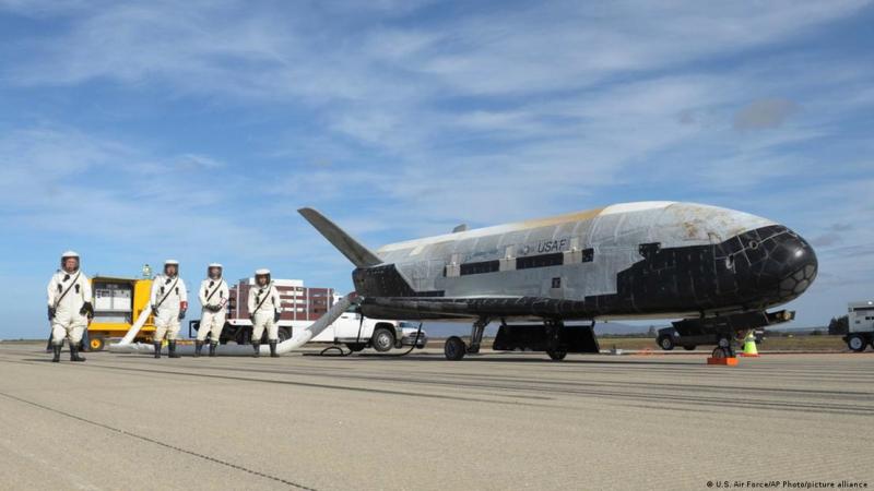 Deutsche Welle - Esta foto sin fecha facilitada por las Fuerzas Aéreas de EE.UU. muestra un vehículo de pruebas orbitales X-37B en el Centro Espacial Kennedy de la NASA en Florida.