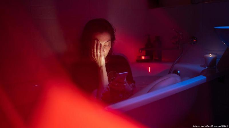 DW - Estudios anteriores respaldan esta idea, señalando que la adicción a las redes sociales y la nomofobia actúan como mediadores en la relación entre narcisismo y estrés.