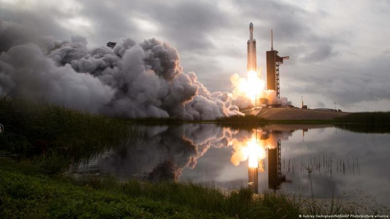 Deutsche Welle - Un cohete SpaceX Falcon Heavy con la nave espacial Psyche a bordo es lanzado desde el Complejo de Lanzamiento 39A, el viernes 13 de octubre de 2023.