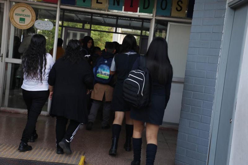 Escolares entrando a un colegio