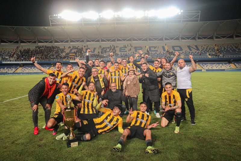 Fernández Vial busca entrenador para la temporada 2024 - Crédito: Agencia UNO