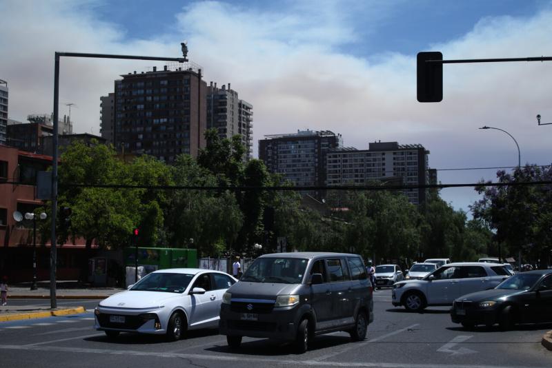 Agencia Uno - Incendio Forestal (columna de humo)