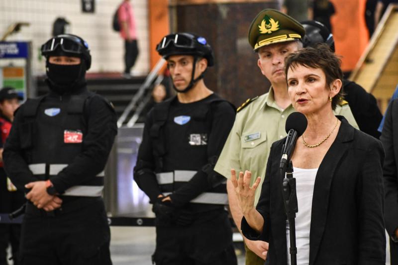 Carolina Tohá se refirió a Emergencia Comunal durante un punto de prensa en la estación Baquedano