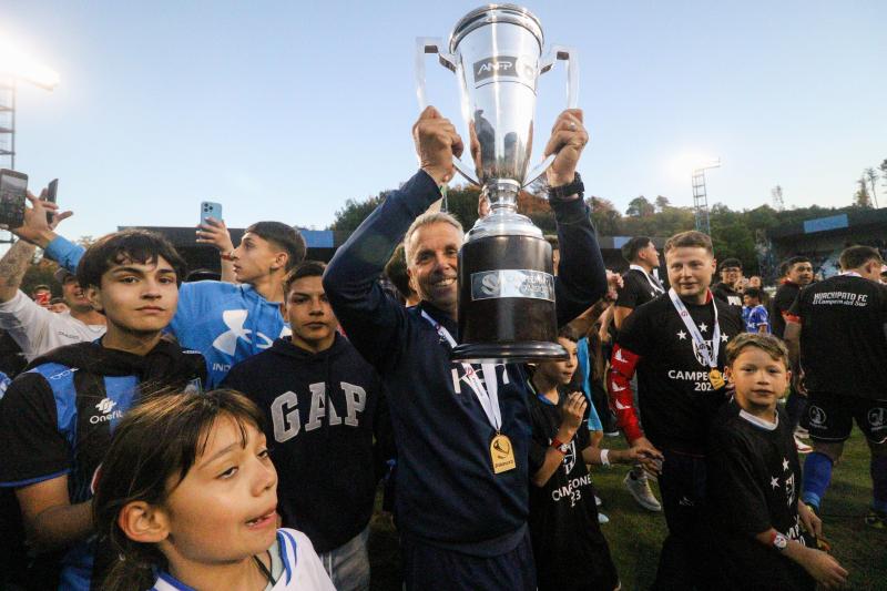 Gustavo Álvarez será el nuevo DT de U de Chile - Crédito: Agencia UNO