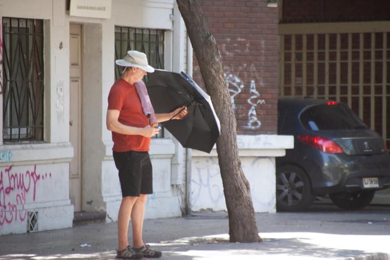 Foto: Agencia Uno - Recomendaciones para cuidarse del calor este domingo de elecciones