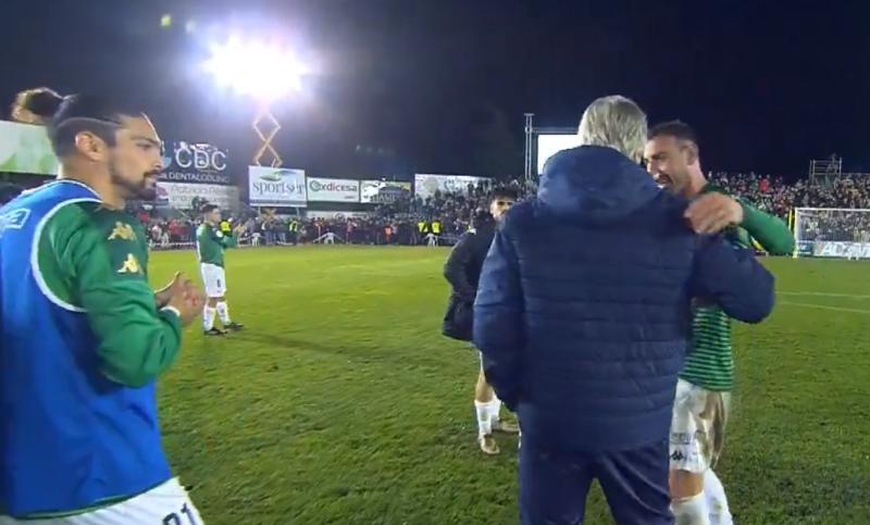 Manuel Pellegrini consoló a jugador rival tras quedar eliminado de la Copa del Rey.