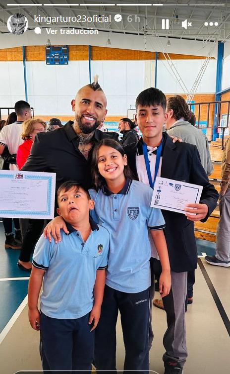 Arturo Vidal en la graduación de 'Monito Vidal' junto a sus otros dos hijos. (Instagram)