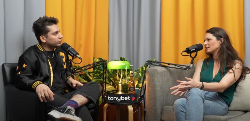 Youtube - Irina Karamanos y Fabrizio Copano en el podcast "Escápate de tu casa"