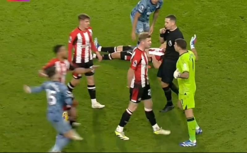 Dibu Martínez se salvó de la roja en la Premier League - Crédito: Captura