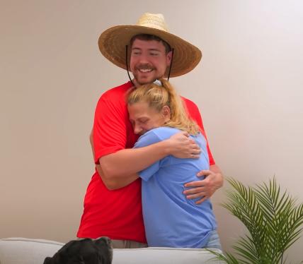 MrBeast junto a una de las personas que llegó a adoptar