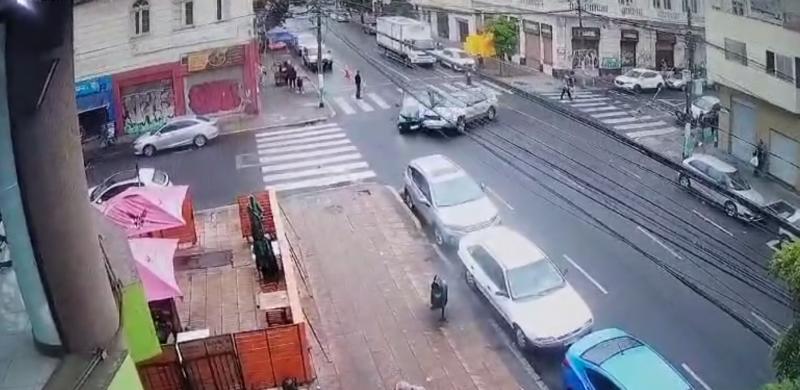 Peatón se salva de atropello en Valparaíso