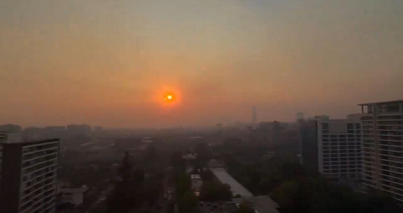 X @cokep - Gran cantidad de humo en Santiago