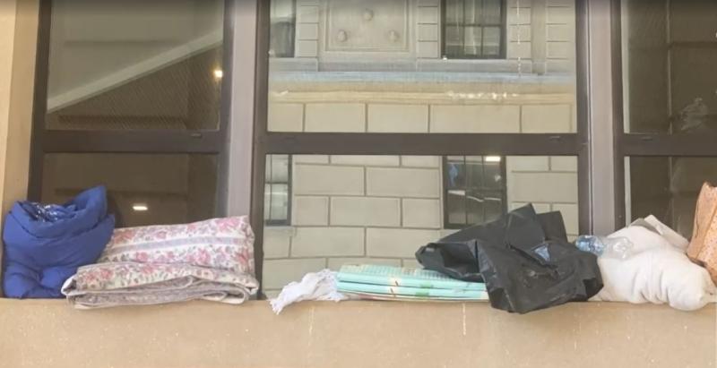 T13 - Personas se toman ventanas a un costado de La Moneda