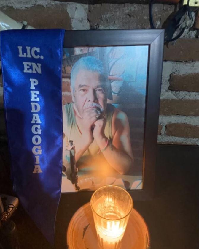 TikTok - Joven publicó imagen de su abuelo tras titularse